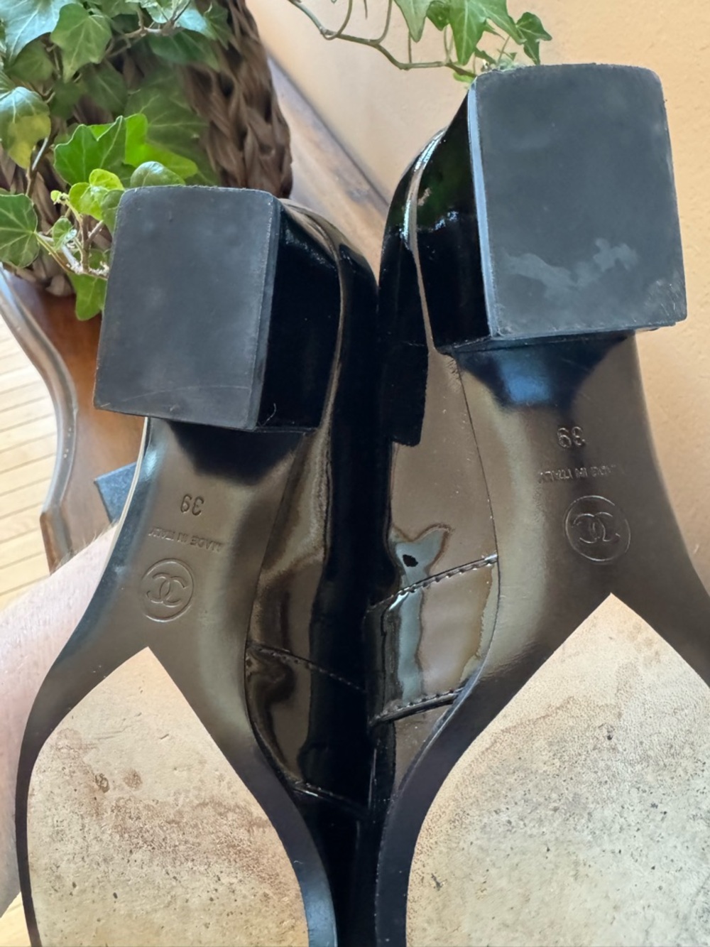 CHANEL Black Patent Leather Women's Loafers with CC Logo - Picture 7 of 9